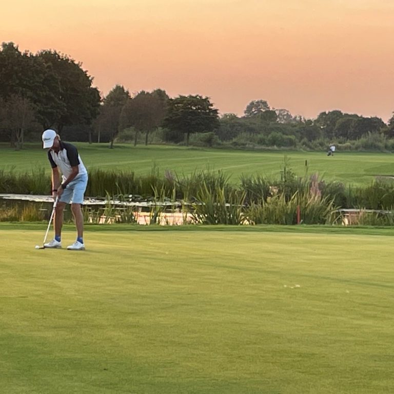 Herren Gelb: 6077 m   CR 72,3   Slope 129   Par 72
Damen Rot: 5276 m   CR 73,5   Slope 129   Par 72